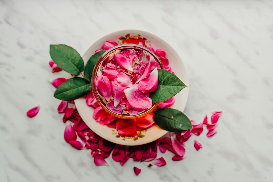 Petali di rosa in infusione in acqua, dall'alto