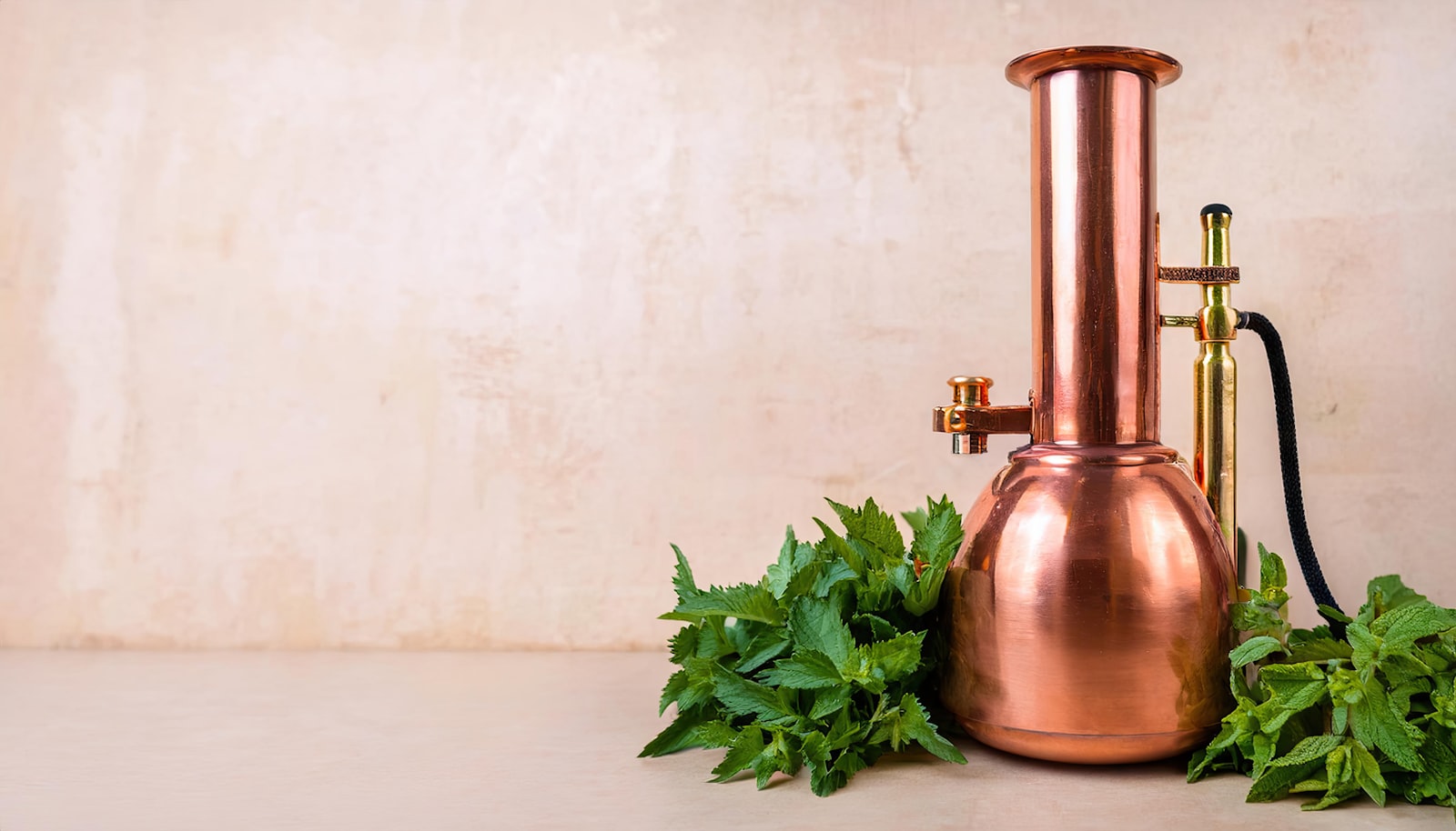 Alambicco in rame per la distillazione delle erbe aromatiche