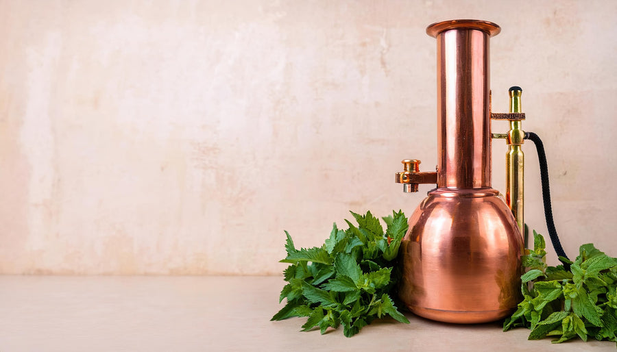 Alambicco in rame per la distillazione delle erbe aromatiche