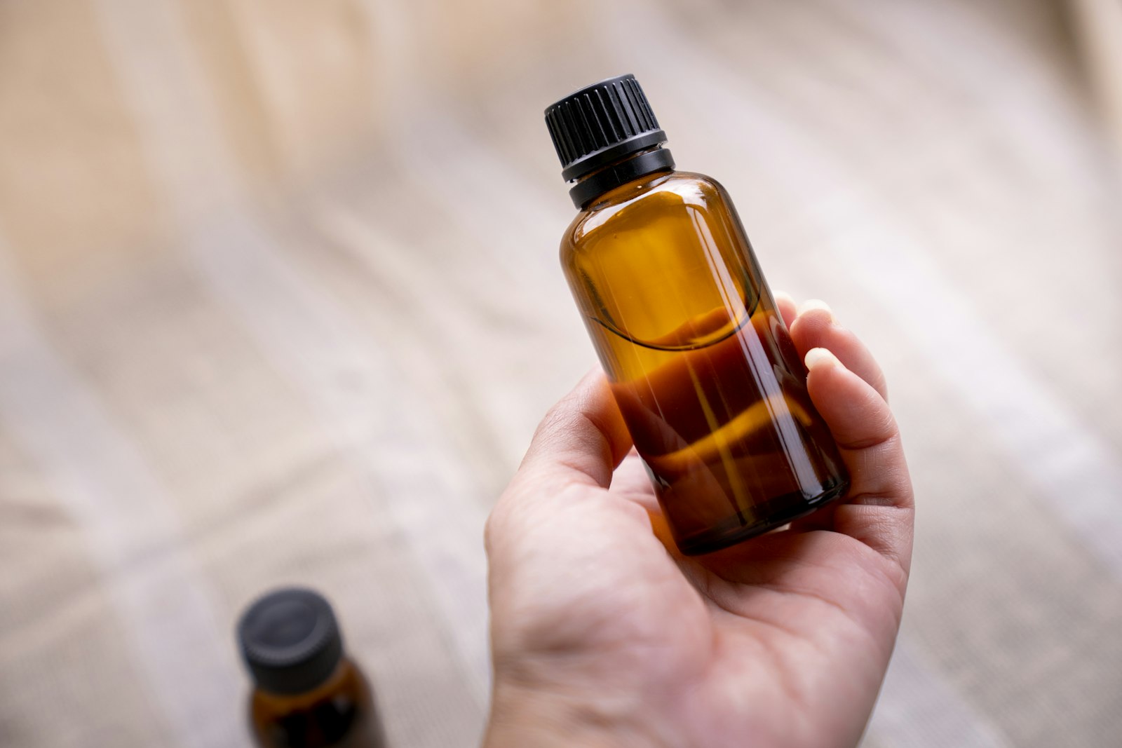 Contagocce e boccetta di olio essenziale in vetro ambrato