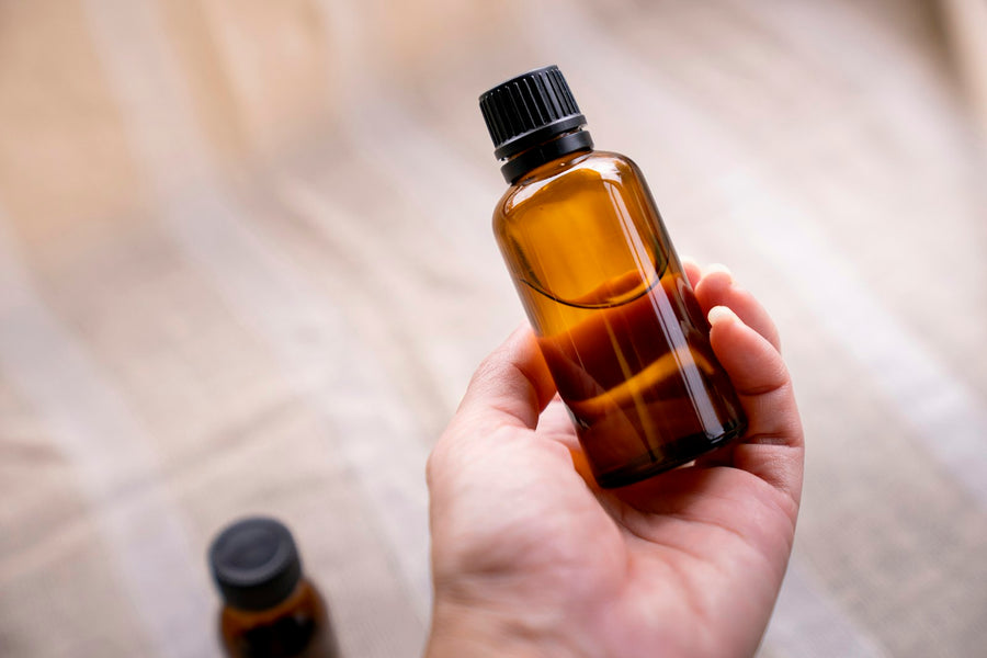 Contagocce e boccetta di olio essenziale in vetro ambrato